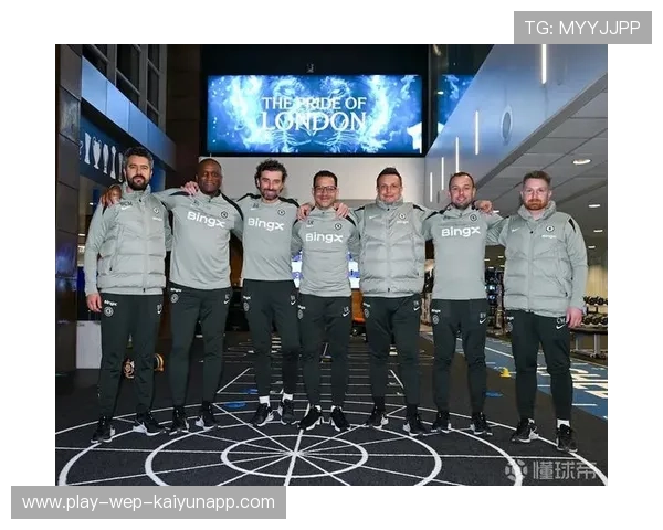 切尔西俱乐部教练组现身训练场，调整战术，切尔西教练任职期间